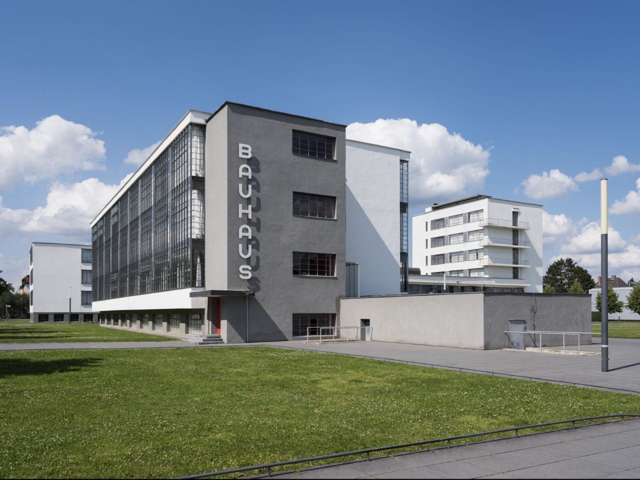 Bauhausgebäude (1925-26), Architekt: Walter Gropius, Ansicht von Süd-West, 2017