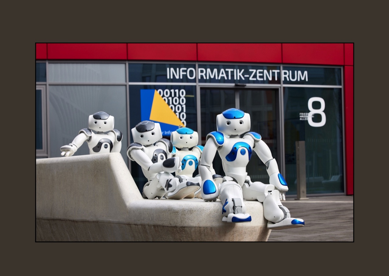 Roboter auf einer Bank vor dem Informatik-Zentrum der Universität Bonn. Foto- Volker Lannert:Uni Bonn
